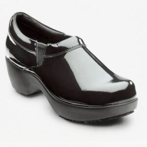 Woman’s SR Max leather clog/slip on shoes with slip resistant sole EUC.Size 11.